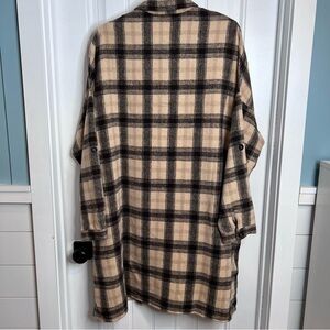 Primi Women’s Tan and Black Plaid Oversized Shirt Jacket Shacket. Size Large.